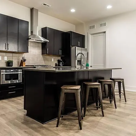 Modern 4 Bedroom House Next To Park!