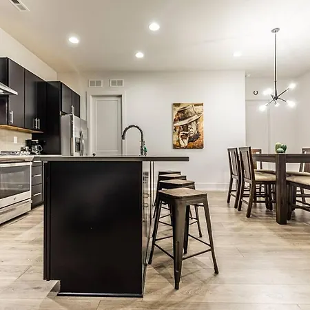 Modern 4 Bedroom House Next To Park! *