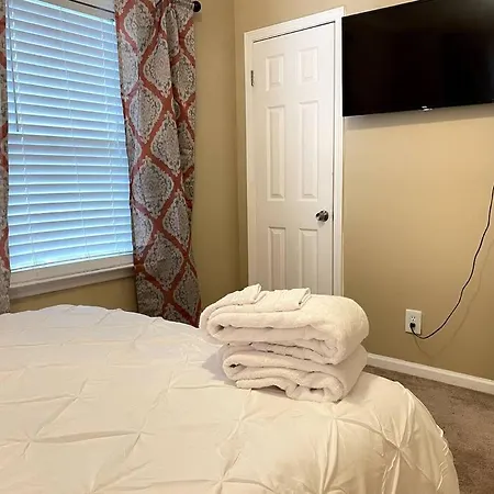 Cozy Escape ◉ King Sized Bed And Fast Wifi Awaits! * Charlotte