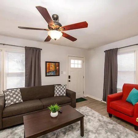 Apartment Trendy Escape ◉ California King Bed Awaits! Charlotte