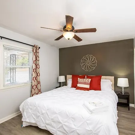 Apartment Trendy Escape ◉ California King Bed Awaits! Charlotte