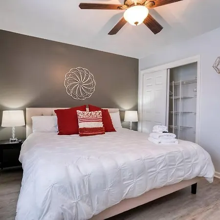 Apartment Trendy Escape ◉ California King Bed Awaits! Charlotte