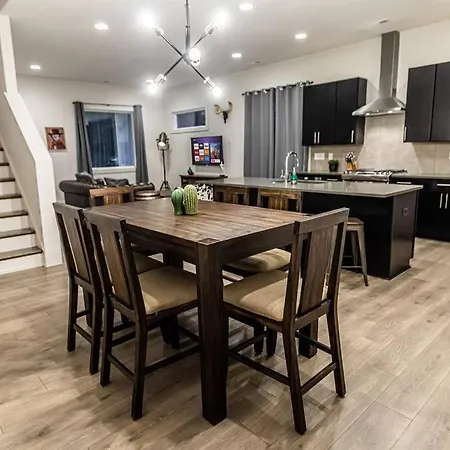 Modern 4 Bedroom House Next To Park! *