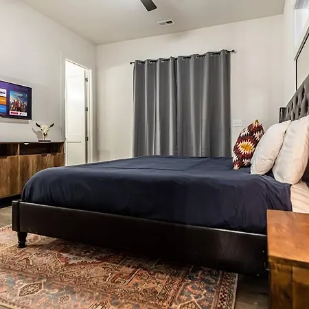 Modern 4 Bedroom House Next To Park! * Charlotte