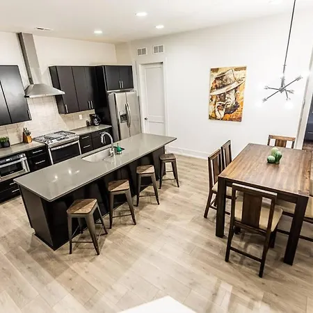Modern 4 Bedroom House Next To Park! Holiday home