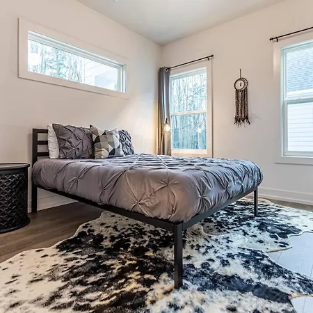 Modern 4 Bedroom House Next To Park!