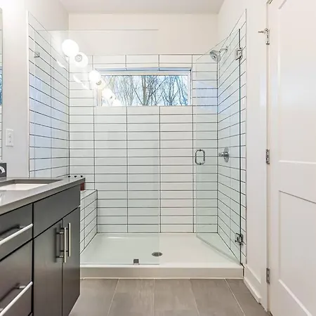 Modern 4 Bedroom House Next To Park! Holiday home Charlotte
