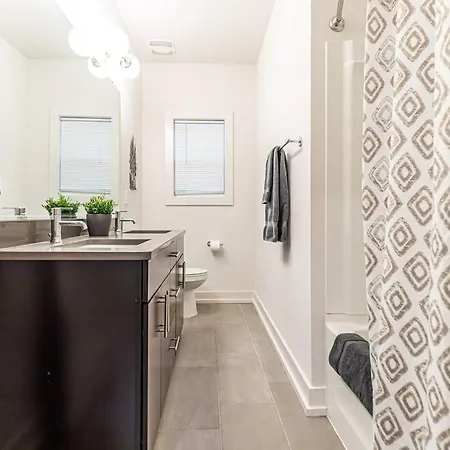 Modern 4 Bedroom House Next To Park!