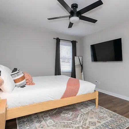 3 Mi To & Pet Friendly & Quiet Neighborhood Holiday home