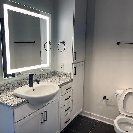Luxury Uptown Wi-fi Gym Pool Shops Food! 228 Apartment *