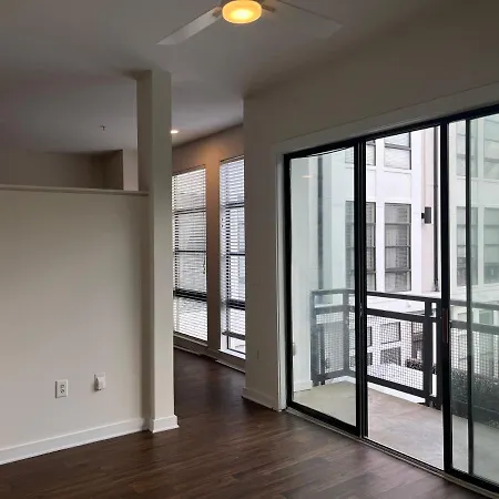 Apartment Luxury Uptown Wi-fi Gym Pool Shops Food! 228