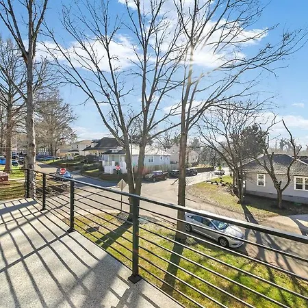 Amazing Location! Rooftop Patio, Pool & Game Room! Villa