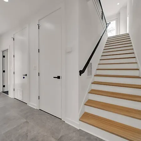 Amazing Location! Rooftop Patio, Pool & Game Room! Villa *