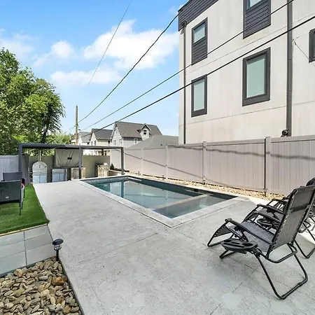 Amazing Location! Rooftop Patio, Pool & Game Room! Charlotte