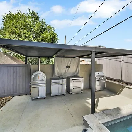 Amazing Location! Rooftop Patio, Pool & Game Room! Villa *