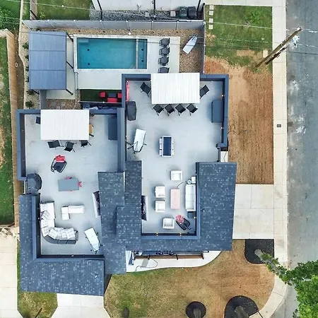 Amazing Location! Rooftop Patio, Pool & Game Room! Charlotte