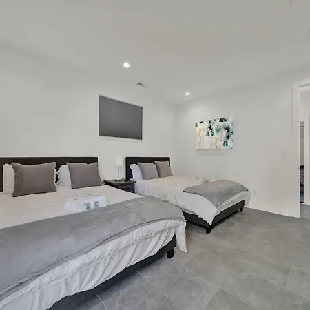 Amazing Location! Rooftop Patio, Pool & Game Room! Villa *