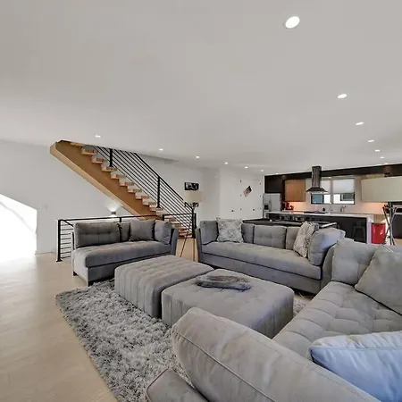 Villa Amazing Location! Rooftop Patio, Pool & Game Room!