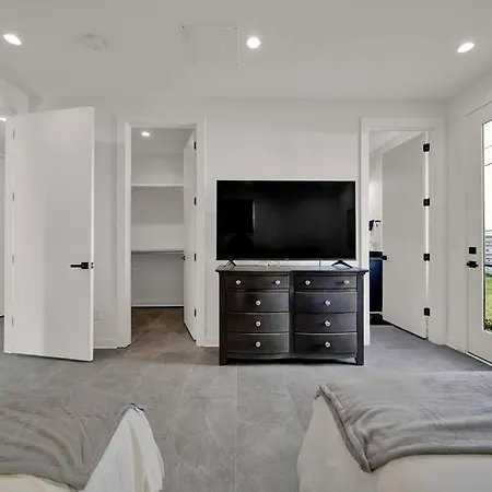 Villa Amazing Location! Rooftop Patio, Pool & Game Room! *