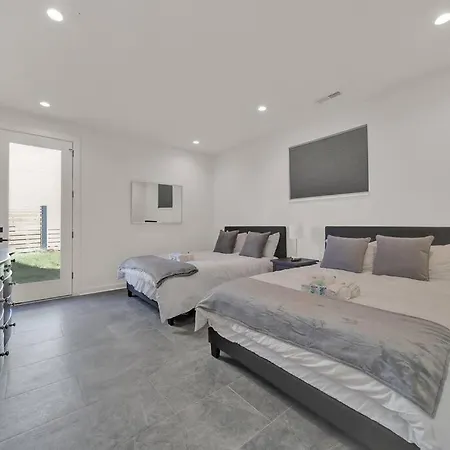 Amazing Location! Rooftop Patio, Pool & Game Room! Villa