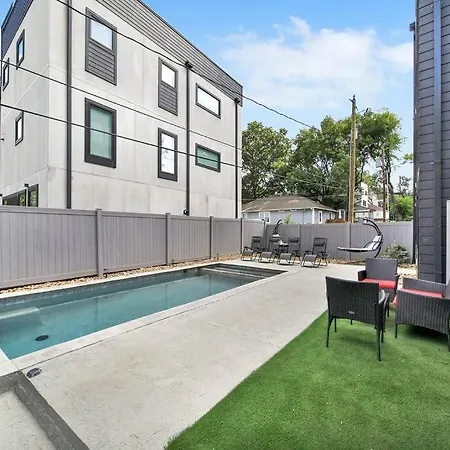 Villa Amazing Location! Rooftop Patio, Pool & Game Room! Charlotte