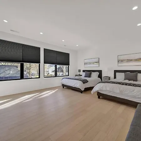 Amazing Location! Rooftop Patio, Pool & Game Room! Charlotte