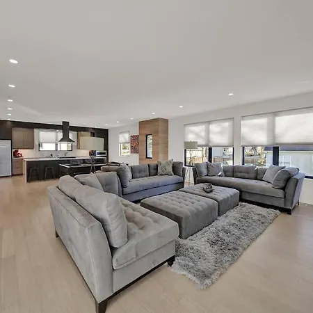 Amazing Location! Rooftop Patio, Pool & Game Room! Villa *