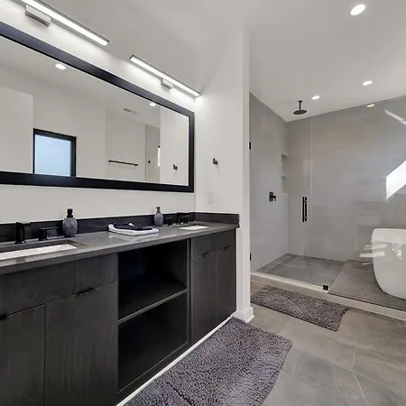 Amazing Location! Rooftop Patio, Pool & Game Room! Villa