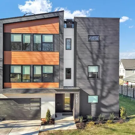 Villa Amazing Location! Rooftop Patio, Pool & Game Room! Charlotte
