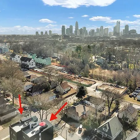 Amazing Location! Rooftop Patio, Pool & Game Room! Villa Charlotte
