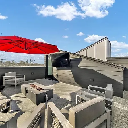 Amazing Location! Rooftop Patio, Pool & Game Room! Villa
