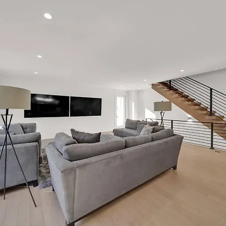 Amazing Location! Rooftop Patio, Pool & Game Room! Villa *