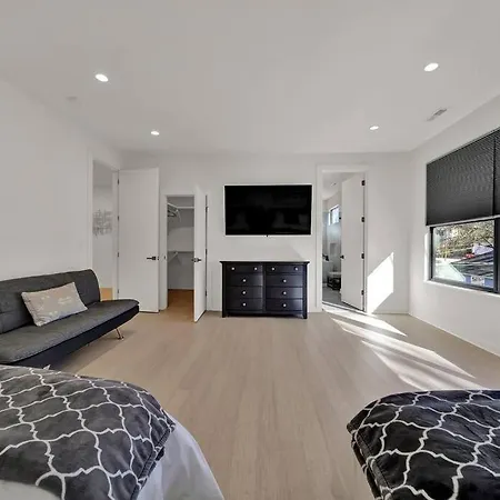 Amazing Location! Rooftop Patio, Pool & Game Room! * Charlotte