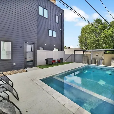 Amazing Location! Rooftop Patio, Pool & Game Room! Villa Charlotte