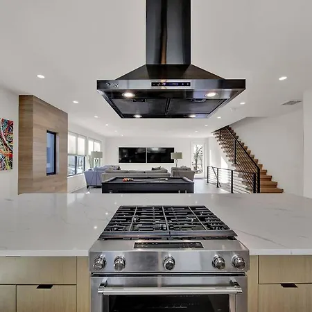 Amazing Location! Rooftop Patio, Pool & Game Room! Villa