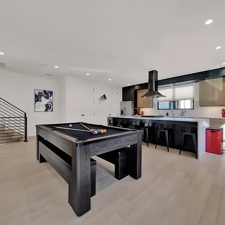 Villa Amazing Location! Rooftop Patio, Pool & Game Room! Charlotte