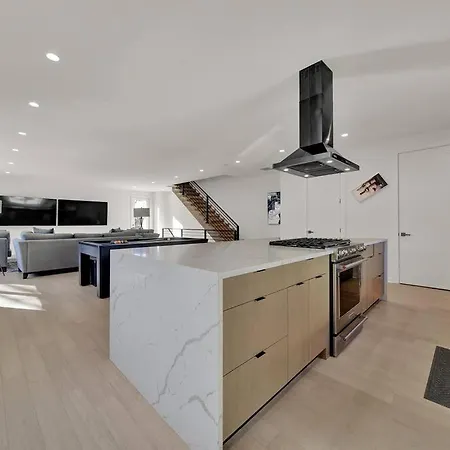 Amazing Location! Rooftop Patio, Pool & Game Room! Villa Charlotte