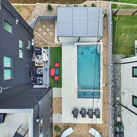 Villa Amazing Location! Rooftop Patio, Pool & Game Room! Charlotte