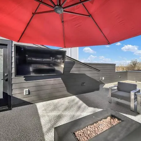 Villa Amazing Location! Rooftop Patio, Pool & Game Room!