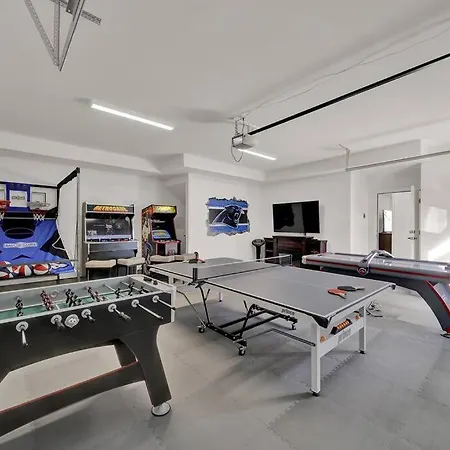 Villa Amazing Location! Rooftop Patio, Pool & Game Room! *
