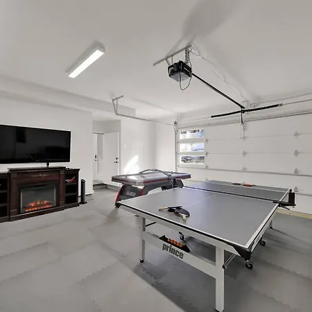 Villa Amazing Location! Rooftop Patio, Pool & Game Room! Charlotte