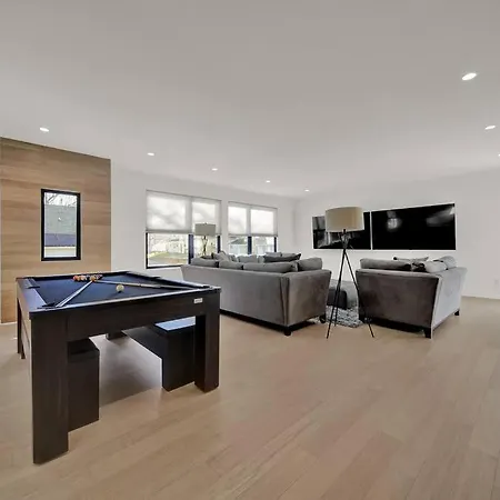 Villa Amazing Location! Rooftop Patio, Pool & Game Room!
