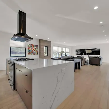 Amazing Location! Rooftop Patio, Pool & Game Room! Villa