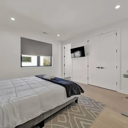 Villa Amazing Location! Rooftop Patio, Pool & Game Room!