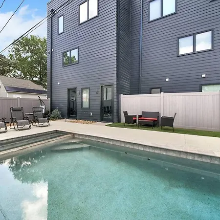 Villa Amazing Location! Rooftop Patio, Pool & Game Room! Charlotte
