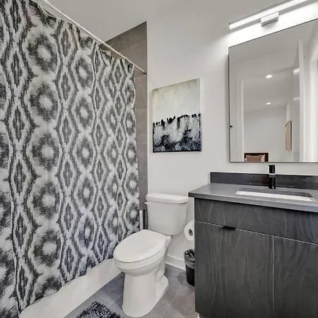 Amazing Location! Rooftop Patio, Pool & Game Room! Villa