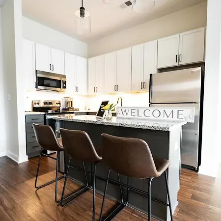 Luxury Uptown Wi-fi Gym Pool Shops Food! 228 Apartment