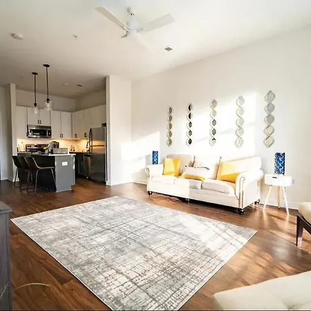 Apartment Luxury Uptown Wi-fi Gym Pool Shops Food! 228