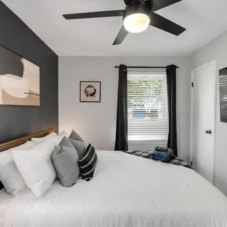 3 Mi To & Pet Friendly & Quiet Neighborhood Holiday home