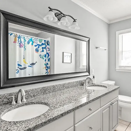 Charming, Cozy Close To Uptown, Airport & Whitewater Center Holiday home
